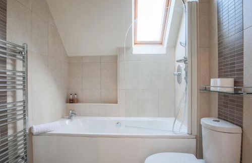 Idyllic Home in Picturesque Village of Wraysbury - Pass the Keys - Foto 28