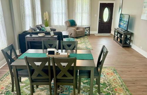 Bright & Airy 2BR 1BA Home Near The Riverfront - Foto 3