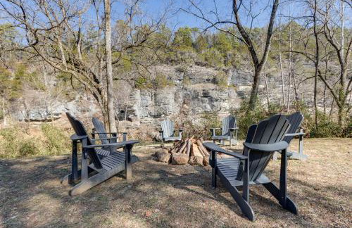 Riverfront Huntsville Cabin with Views and Kayaks! - Foto 2