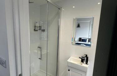 Central Bedford FREE Parking & Private Garden& Conservatory Perfect for large group of people - Foto 19