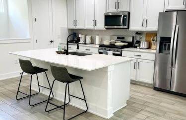 Stylish Retreat - Close to Downtown - Open Layout - Foto 8