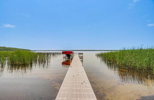 Quiet Lakefront Grand Rapids Cabin on 5 Acres - Foto 1