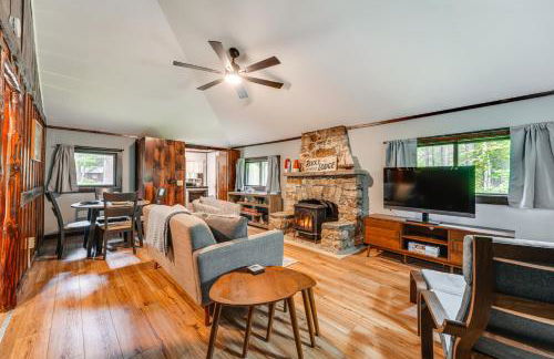 Walk to Barretts Park Wooded Cabin with Grill! - Foto 1