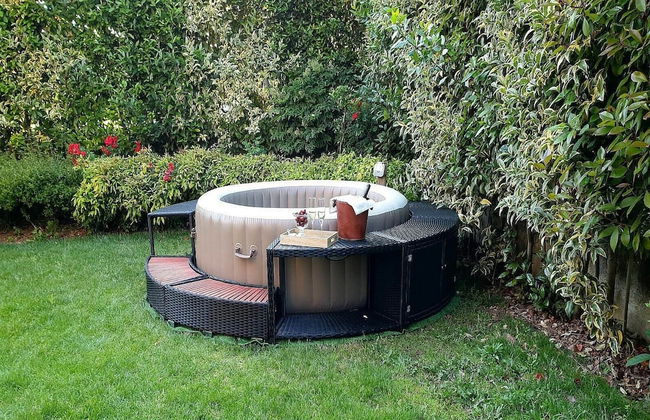 Luxurious Villa in Lombardy with Garden & Hot Tub - Photo 22