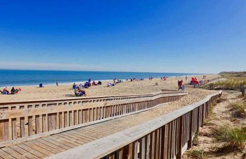 Modern and Comfy-2BR 2BA with pool access - ground floor, Near Outlets & Beaches - Foto 46