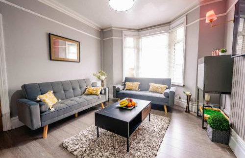 3BR 2Bath Home with Hot Tub Games Room By Stadium with Fast WiFi & Free Parking - Foto 23