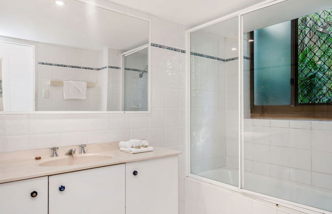 Bayview Beachfront Apartments, in town right on the beach - Foto 54