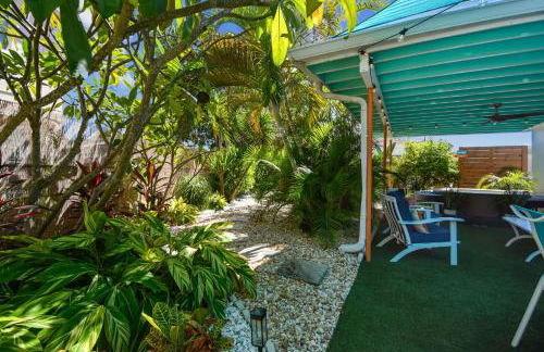 Luxury Home with Hot Tub & Outdoor Oasis blocks from the Beach - Foto 6