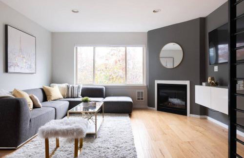 Stylish Urban Loft wFloating Stairs&Fireplace - Foto 1