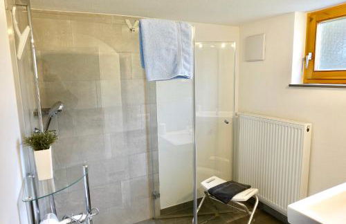 Ferienwohnung #4 mit Terrasse in zentraler dennoch ruhiger Lage - Stadtbus vor der Tür! - Foto 8