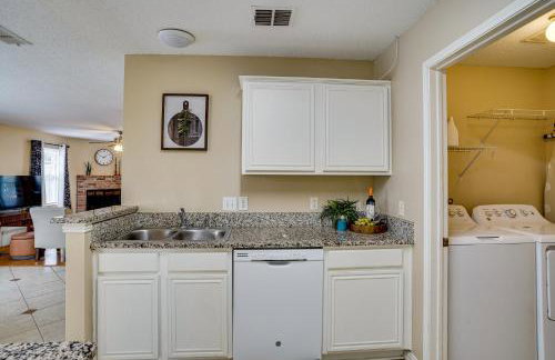 Family Getaway with Fenced Yard in Haltom City! - Foto 14