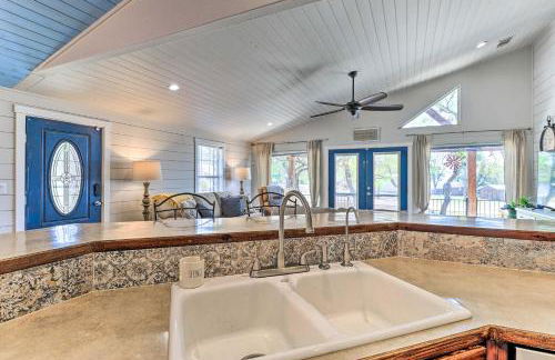 Charming Burnet Cottage with Lake View and Porch! - Foto 12