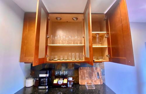 Easy PATH&Bus access- NYC| designer home + Deck. - Photo 34