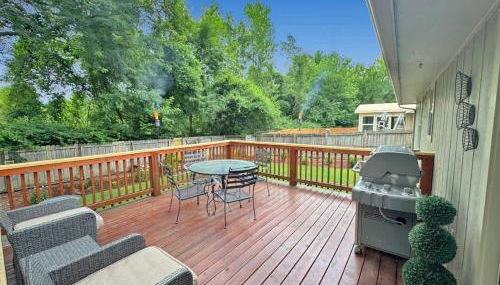 Relaxing Backyard with Fire Pit and Near Parks - Foto 3
