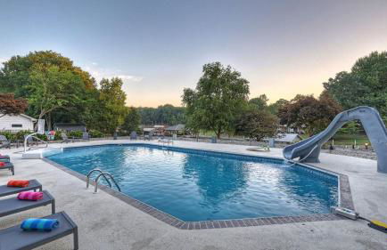 Lakefront Home w Pool, Dock, Fire Pit & Game Room Sip, Sip Away by Avantstay - Foto 26