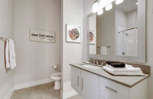 Vibrant Downtown Studio Wifi Pool Gym - Photo 6