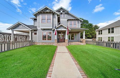Luxury 5 BR 4 Bath, Hot Tub, Outdoor Kitchen, Across Street from Kyle Field! - Foto 6