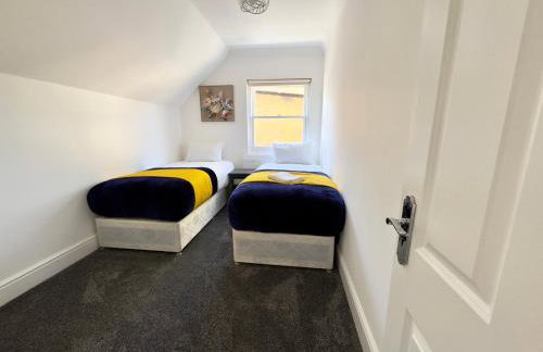 Spacious 3-Bed Home with Garden, Private Parking, Smart Tv's, Fast Wi-Fi - Photo 29