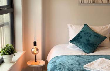 Luxury Super-King Bed Flat in Town Centre - Photo 1