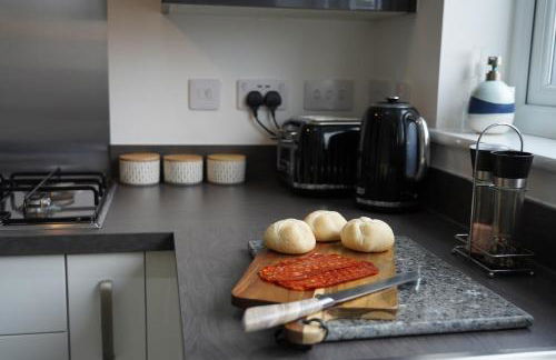 Rare find - new build 3 bedroom house near Cheshire Oaks - Photo 14