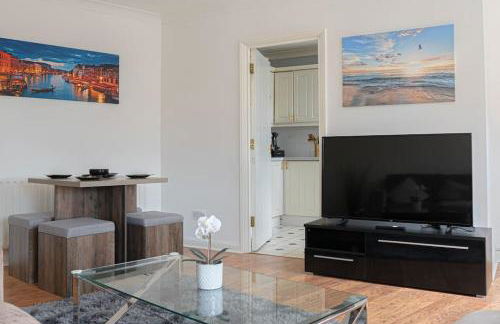 Stylish Waterfront Apartment - Photo 27