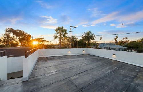 Spacious Modern Home with Rooftop & Private Backyard - Foto 9