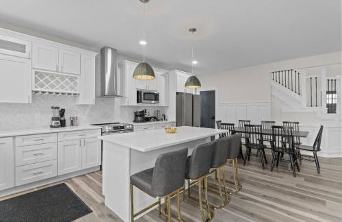 Brand New 4BR Near Downtown and Lucas Oil Stadium - Photo 8