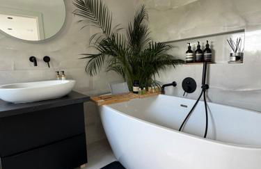 Modern Luxury Home with Spacious Garden close to Warner Bros Studio - Foto 11