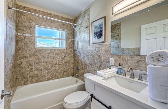 Beautifully Renovated 5 Bedroom with Guest House 5 Home by RedAwning - Foto 42