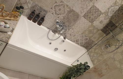 Iris Apartment with Jacuzzi - Easy City Access - Foto 8