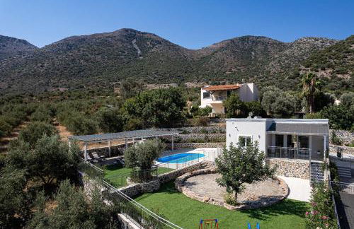 Family Villa Basilicata Gloria with Private Heated Pool, BBQ & Kid's Play Area - Foto 1