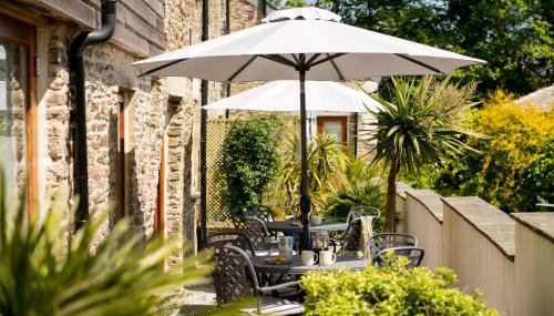 Corn Barn at East Trenean Farm -Luxury Cornish Barn Conversion sleeping 8 with hot tub, private garden, rural views and EV facilities - Foto 1