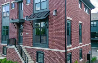 Lux Home 5 mins to Grand Park with Private Garage-Family Friendly - Foto 8