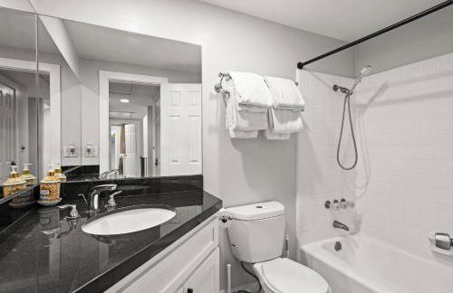 Serene Hilltop Oasis Above the City w Private Pool - Foto 41