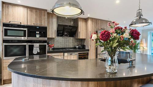 Luxurious Modern Henley Home with Pool & Hot Tub, 5 Bedrooms, Parking - Foto 4, stove, minibar