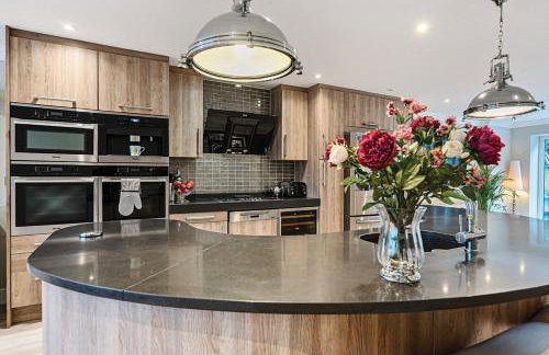 Luxurious Modern Henley Home with Pool & Hot Tub, 5 Bedrooms, Parking - Foto 4