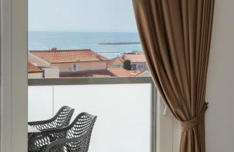 Poolside Hideout Apartments - Photo 59