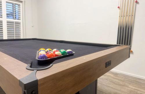 Tropical PoolHome Walk to Shops Near Beach - Foto 9