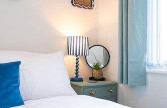 The Little Blue House by Sheppey Stays -Cosy 2BR Blue House - Near Docks with Parking - Foto 30