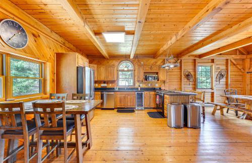 Athol Cabin with Deck and Fire Pit, 10 Mi to Lake - Foto 6