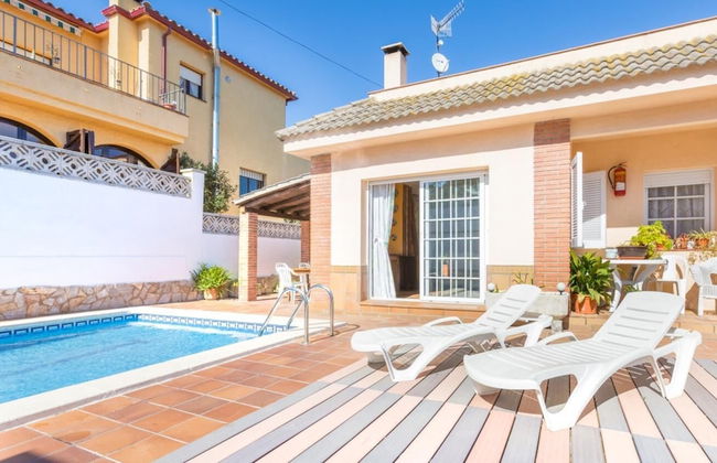 Del Pi in Blanes With 4 Bedrooms and 3 Bathrooms - Photo 21