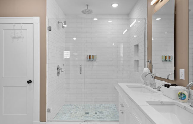 Bright Urban Comfort | JZ Vacation Rentals - Photo 34