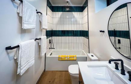 NEW Luxury Concrete Home Just Minutes from the Beach - Foto 37