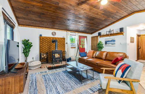 Tucked Away w Hot Tub, Fire Pit, Deck, & WiFi - Photo 2