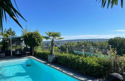 TINY-HOUSE mit Alpen- Stadt- und Poolblick , WLAN - Foto 13