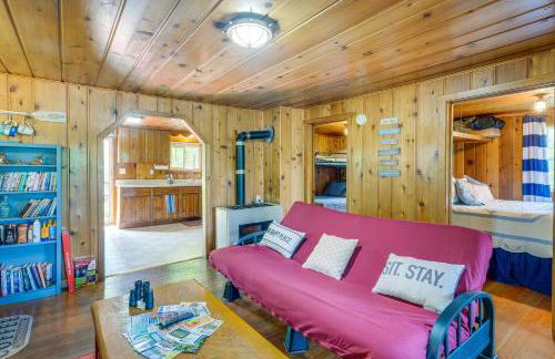 Charming Michigan Cottage with Sunroom and Lake Access - Foto 5