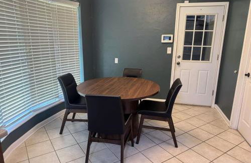 4-Bedroom Home with Private Pool in Euless - Foto 18