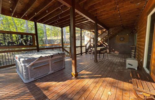 Luxe Cabin with Game Room, Hot Tub & Firepit - Foto 38