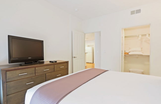 Global Luxury Suites at The Village - Photo 13