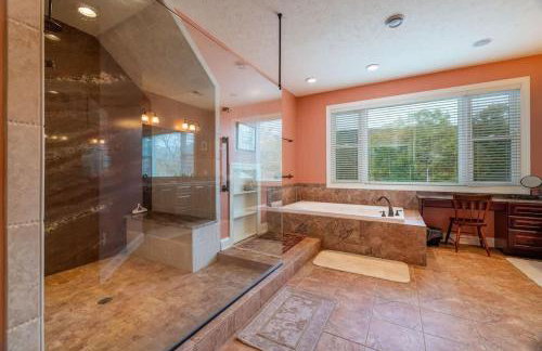 Riverbend Lodge Spacious Riverfront Home with Hot Tub Pool & Mountain view - Foto 43